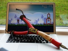 愤怒小鸟除了可以鼠标玩还可以用弹弓玩~
