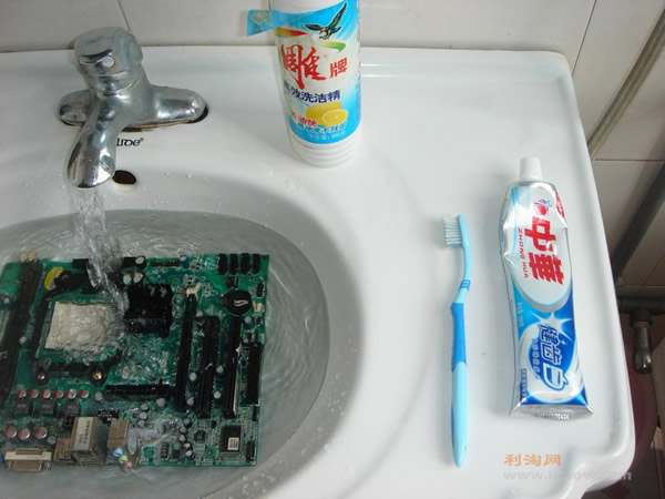 装满水然后放点洗洁精感觉和洗碗差不多
